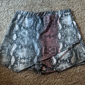 Snakeskin skort